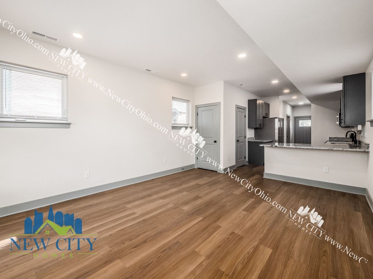 384 Whitethorne Ave - Photo 6 of 37