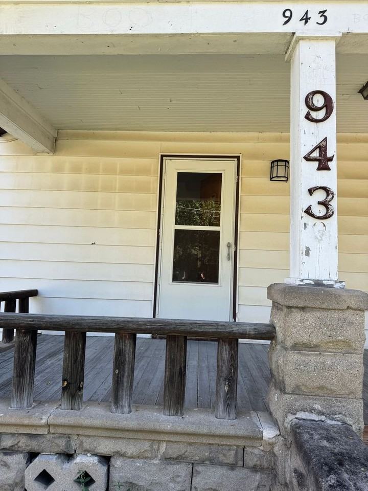 943 Moore St - Photo 2 of 26