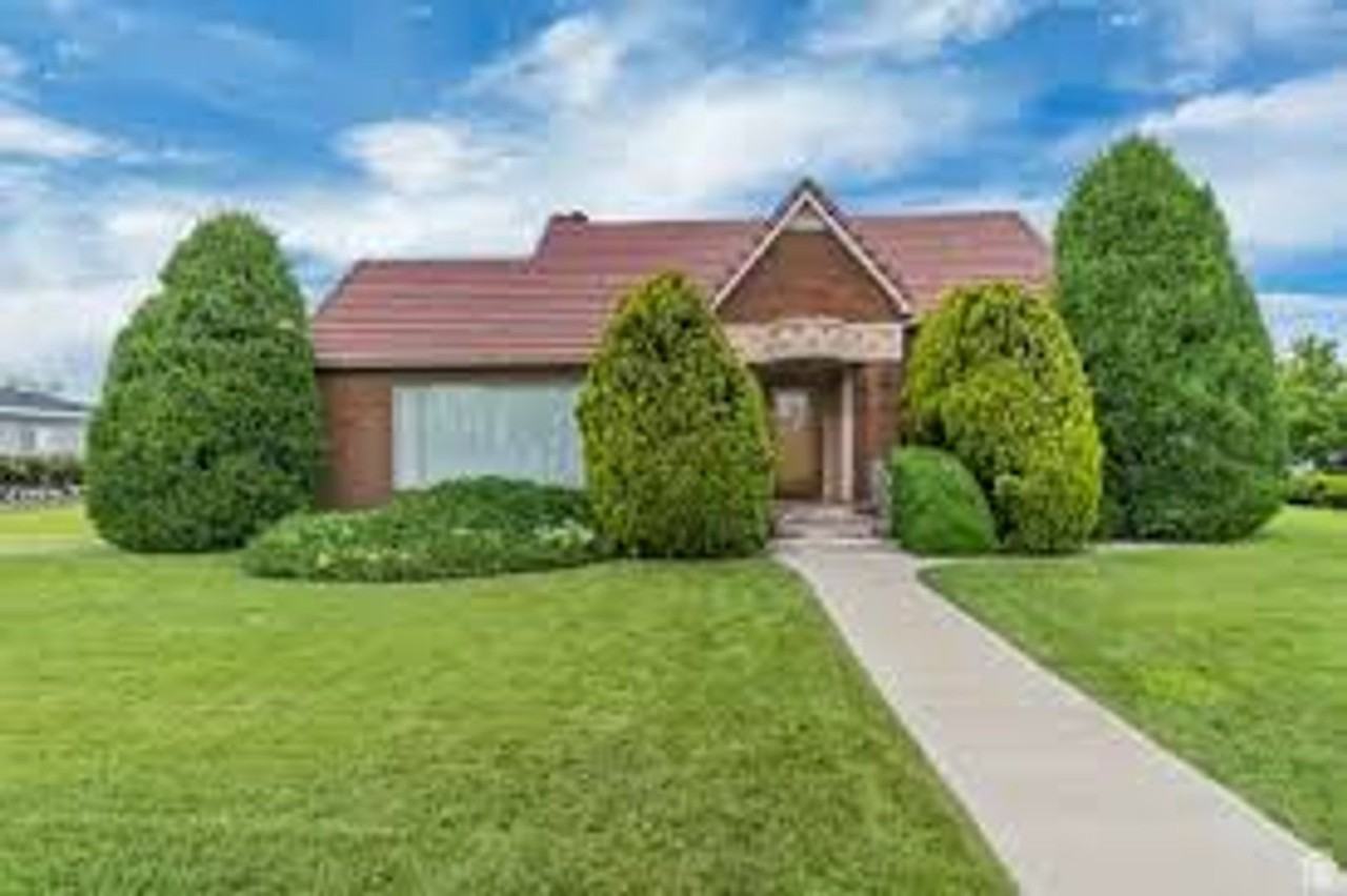 687 N Main St - Photo 2 of 13