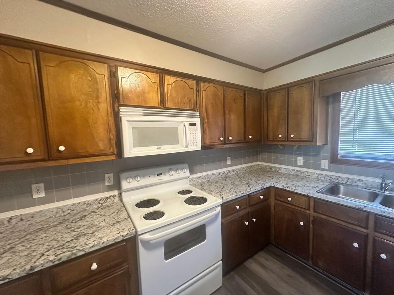 3905 Greenridge Road - Photo 5 of 25