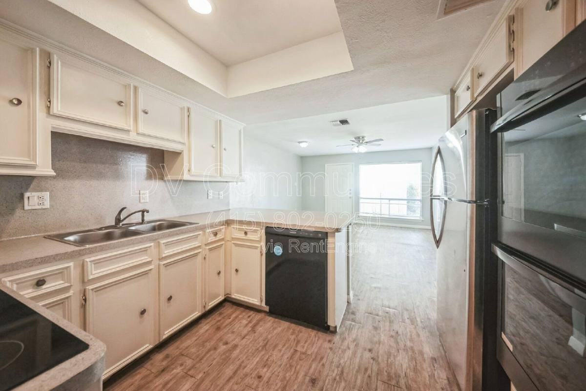 4802 Oak Hollow St - Photo 3 of 10