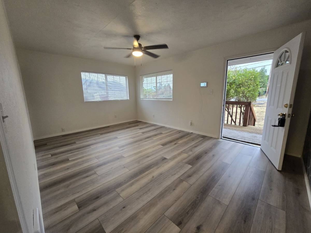240 Se Grape Ave - Photo 3 of 10