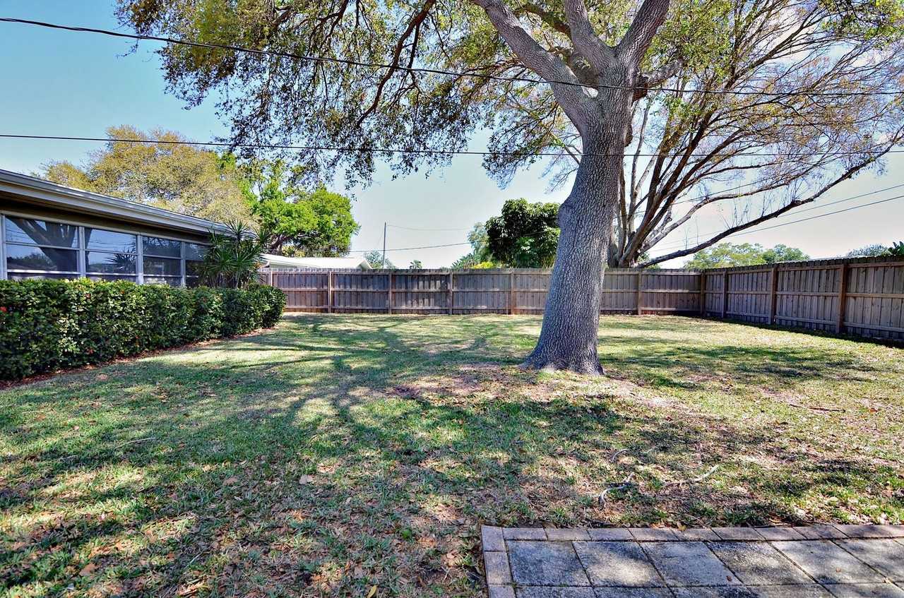 10994 90th Terrace - Photo 3 of 32