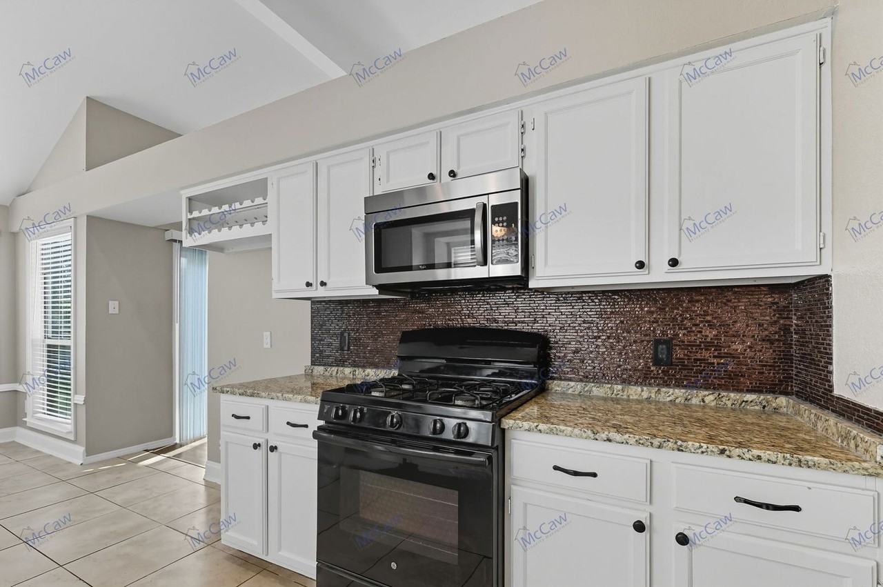 8202 Weatherly Dr - Photo 6 of 20