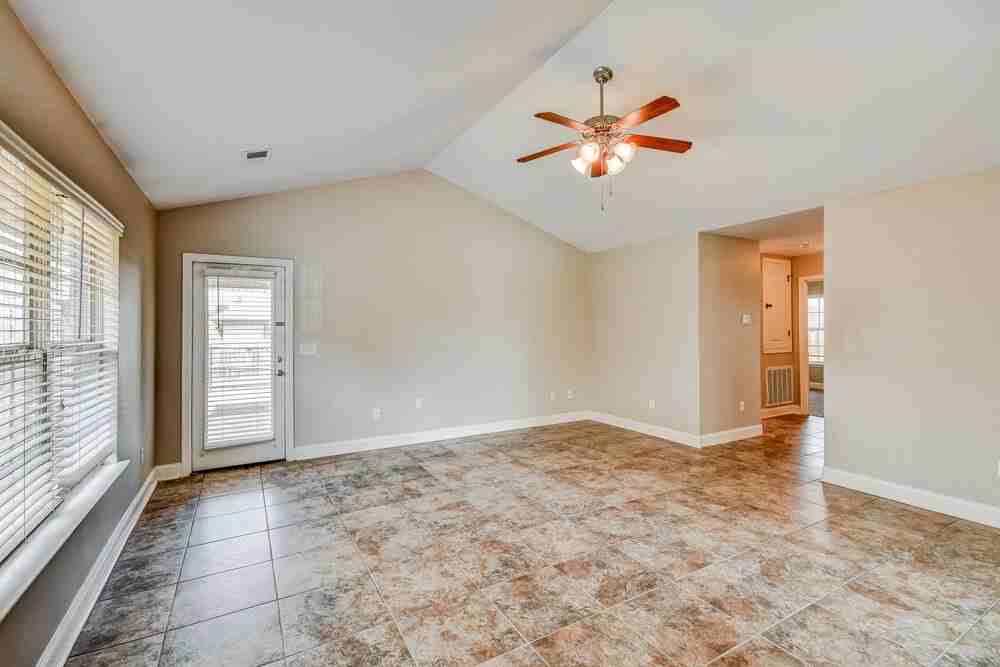 2067 Edgewood Dr - Photo 3 of 16