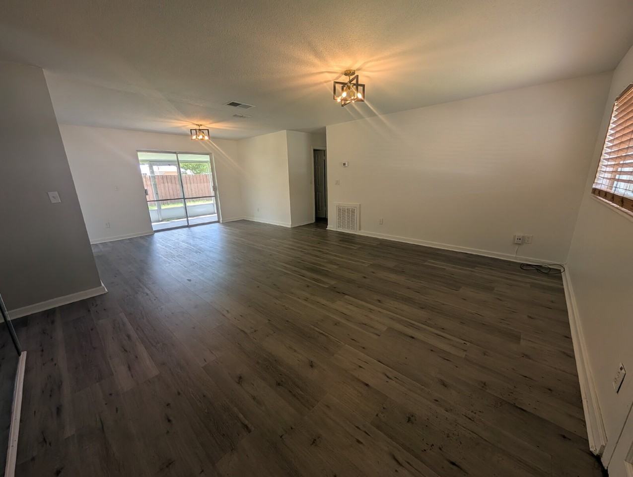 2885 Fountainhead Blvd - Photo 2 of 21