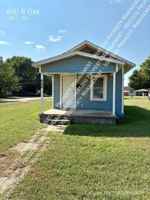 featured image of 800 N Oak St