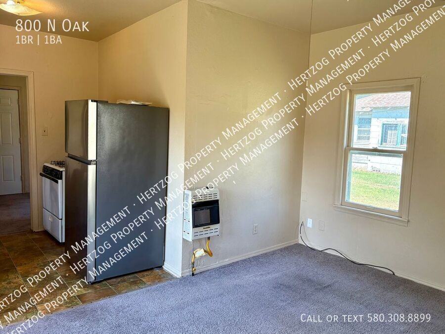 800 N Oak St - Photo 4 of 13