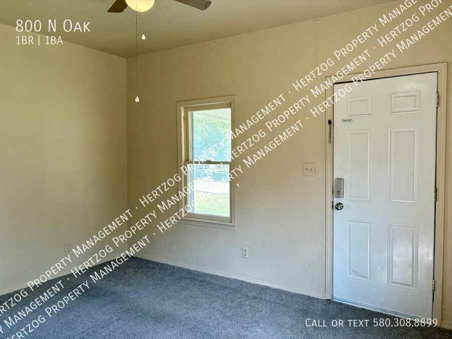 800 N Oak St - Photo 7 of 13