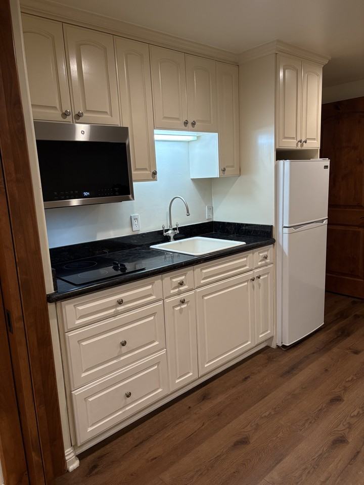 542 Van Dyke Ave #NA - Photo 3 of 14