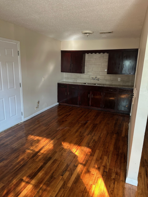 1905 Connor Ave - Photo 3 of 8