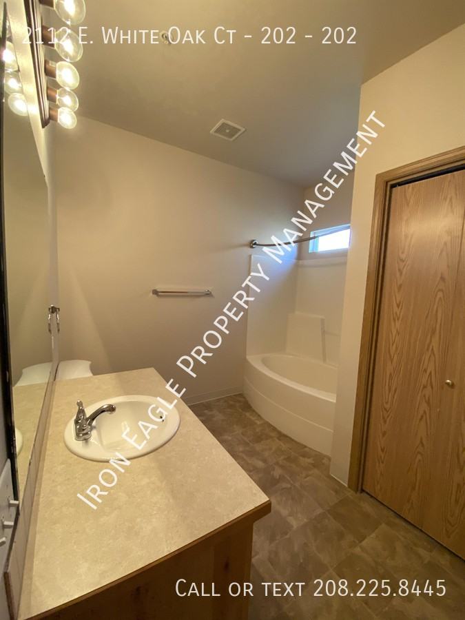 2112 E White Oak Ct #202 - Photo 7 of 10