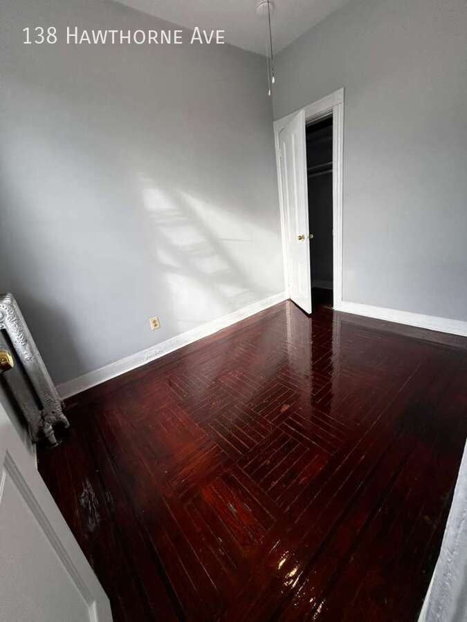 138 Hawthorne Ave - Photo 3 of 7