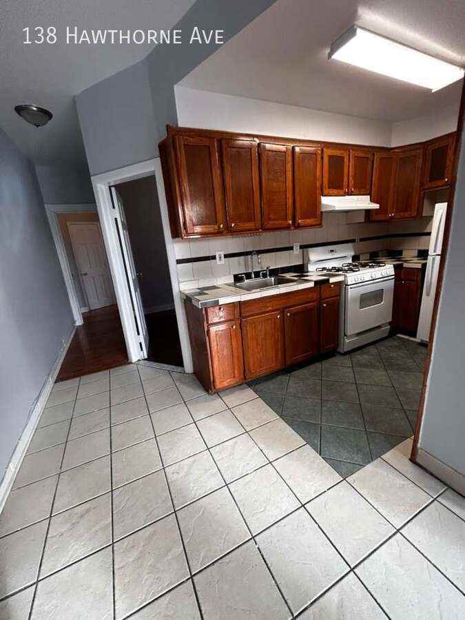 138 Hawthorne Ave - Photo 6 of 7