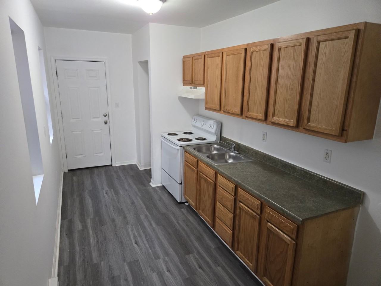 1203 W 2nd St - Photo 2 of 8