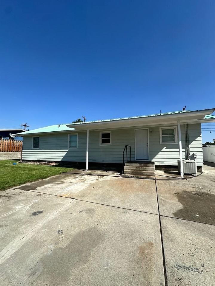 286 N Iowa Ave - Photo 3 of 16