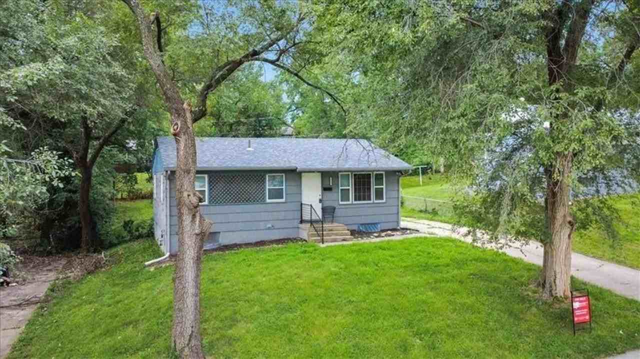 7719 E 47th Ter - Photo 2 of 12