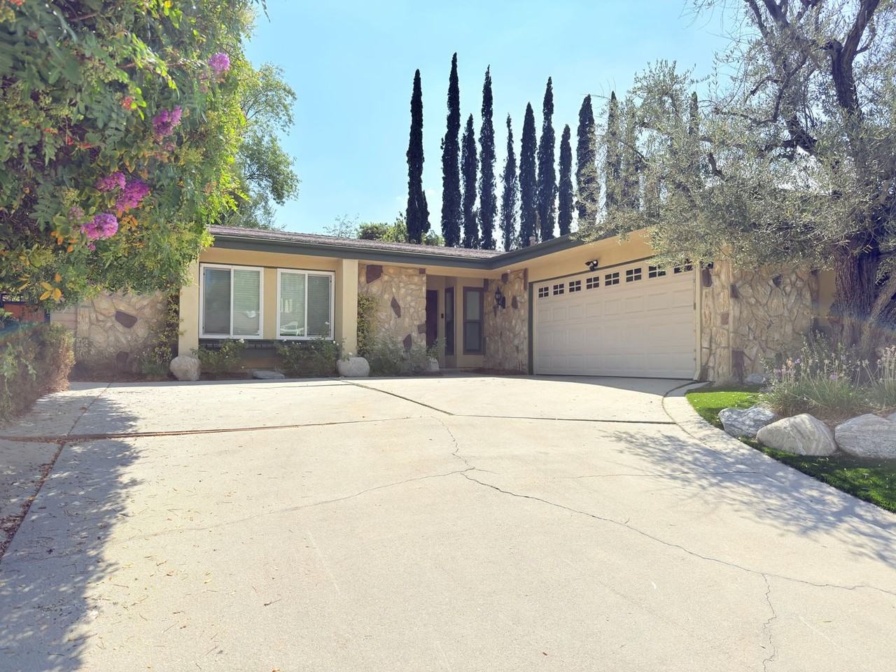 23744 Sandalwood St - Photo 2 of 31