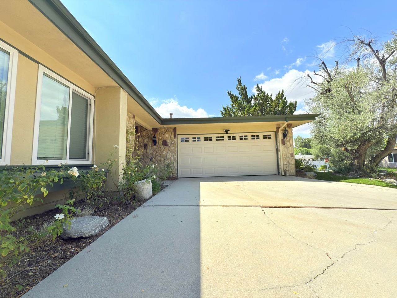 23744 Sandalwood St - Photo 3 of 31