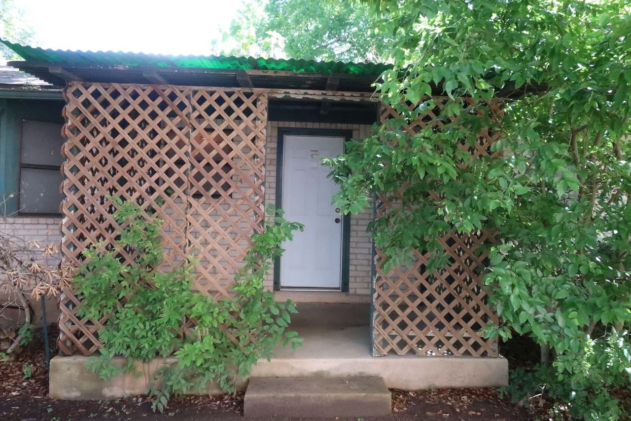 1274 Hillcrest Dr - Photo 2 of 17
