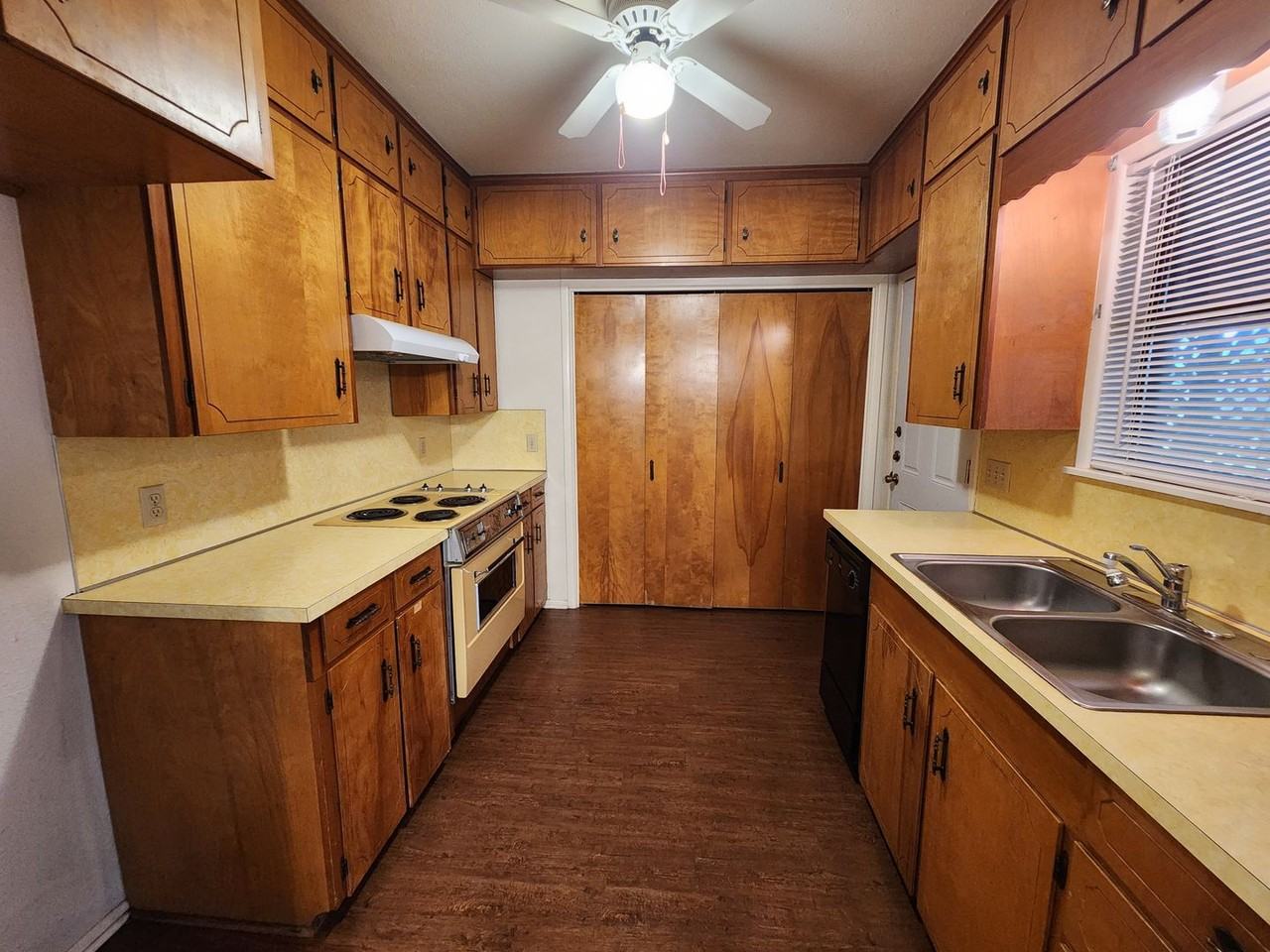1274 Hillcrest Dr - Photo 3 of 17