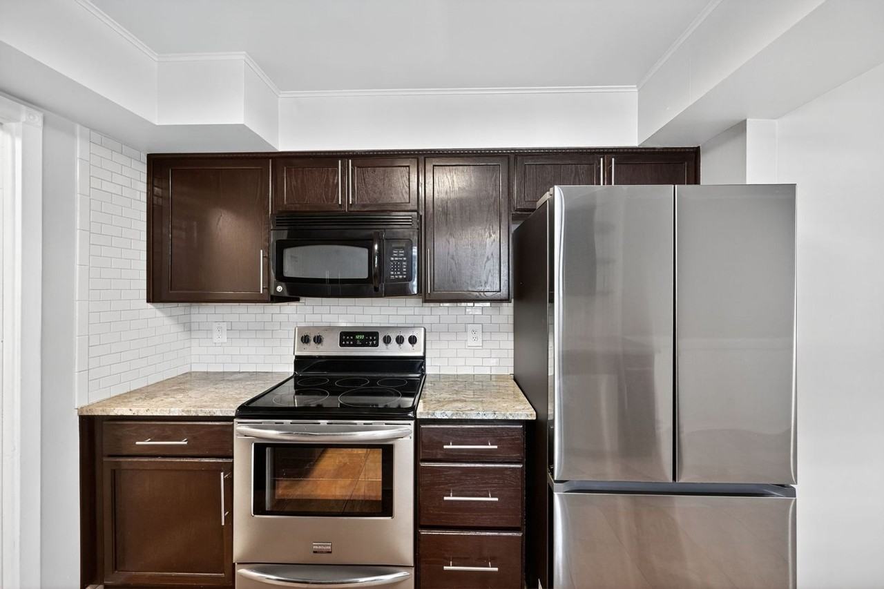 120 Field St - Photo 3 of 30