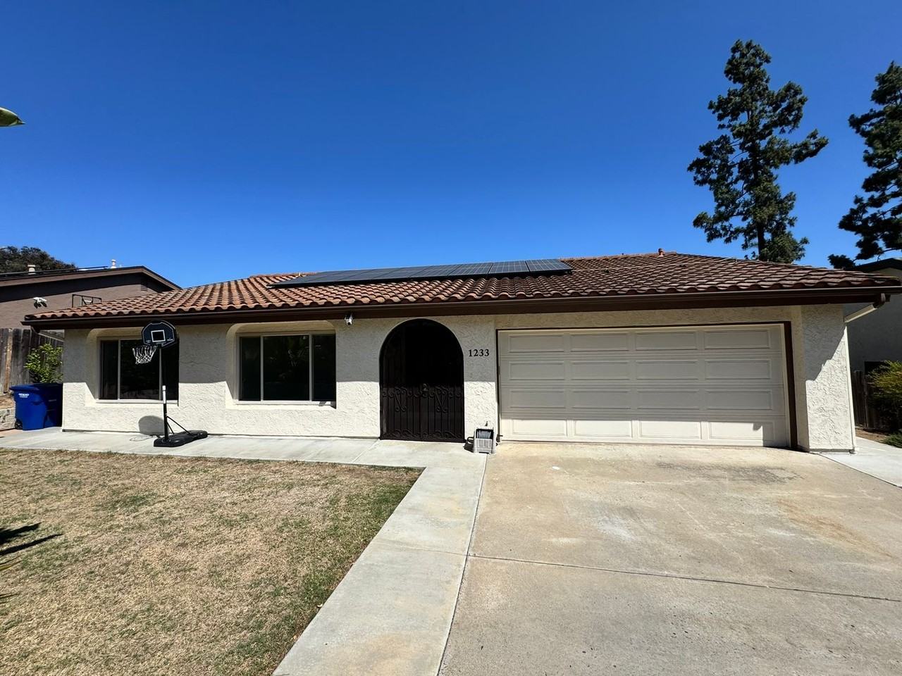 1233 Pfeifer Ln - Photo 3 of 28