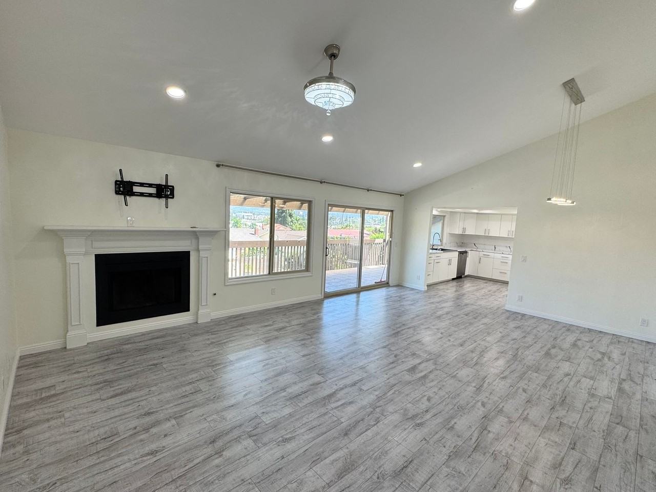 1233 Pfeifer Ln - Photo 6 of 30