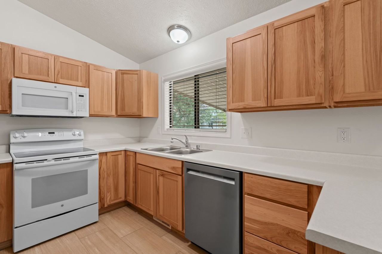 2304 S Evergreen Rd - Photo 4 of 27