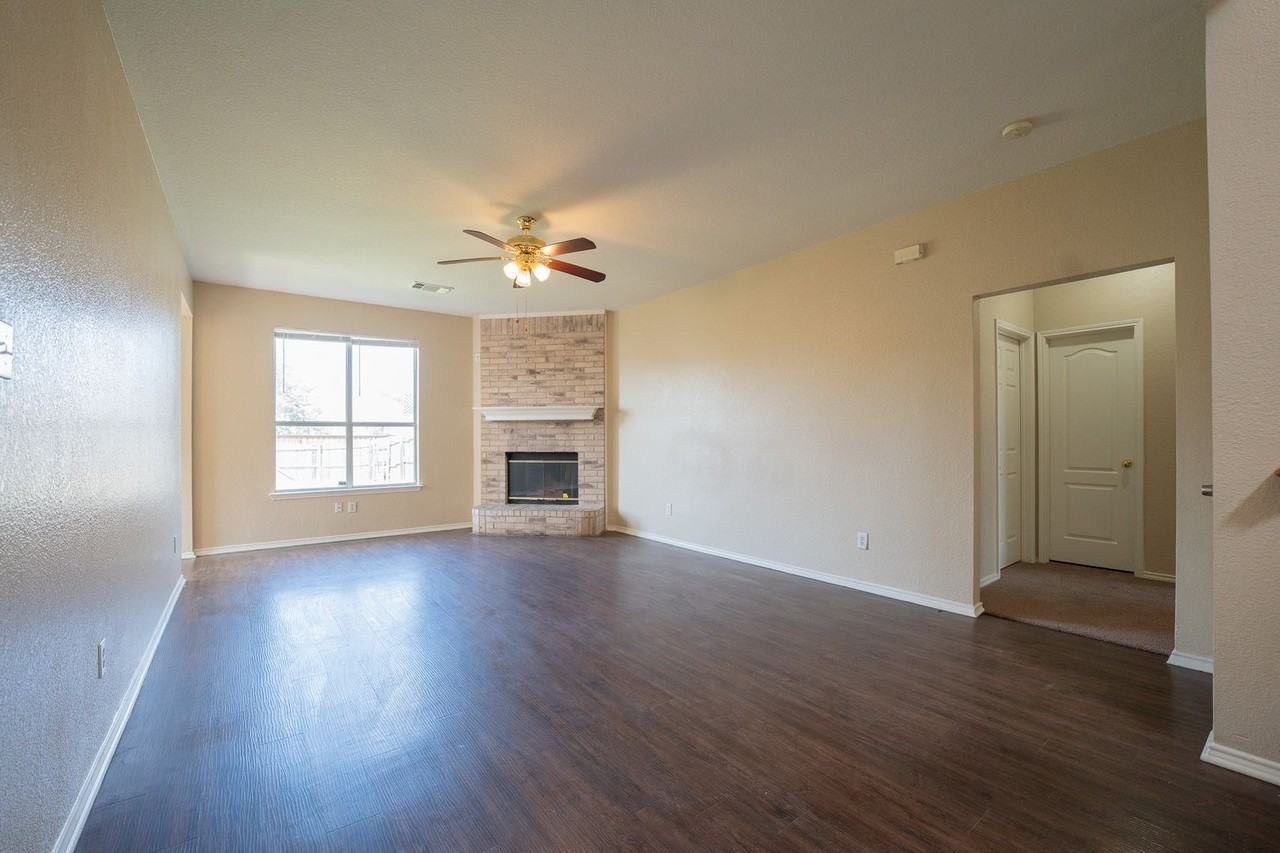447 Maplegrove Rd - Photo 2 of 15