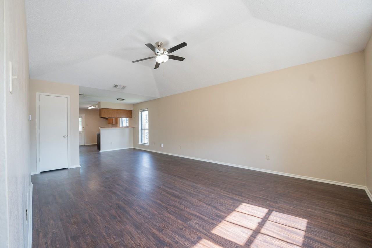 2908 Stonycroft Dr - Photo 2 of 11