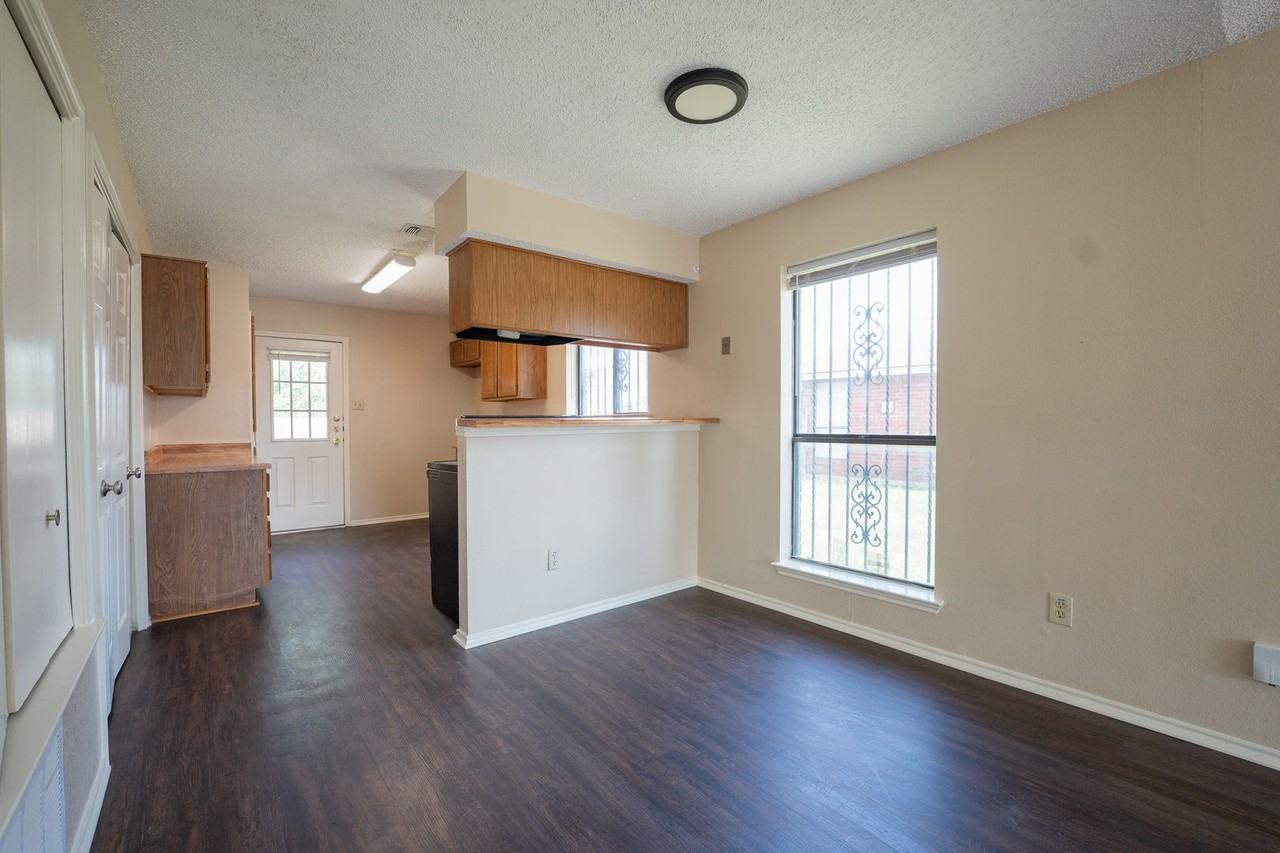 2908 Stonycroft Dr - Photo 3 of 11