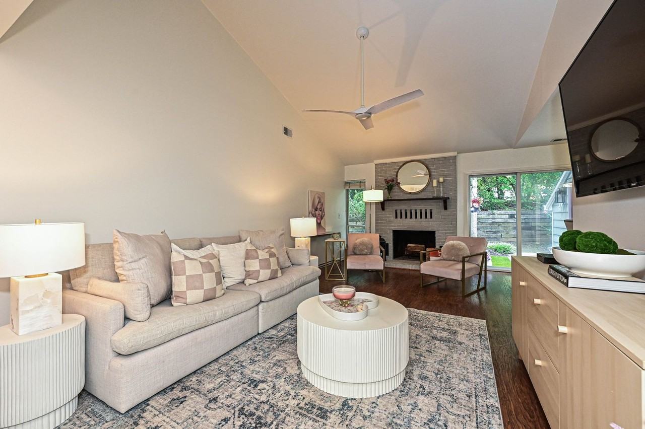 1077 Sardis Cove Dr - Photo 3 of 23