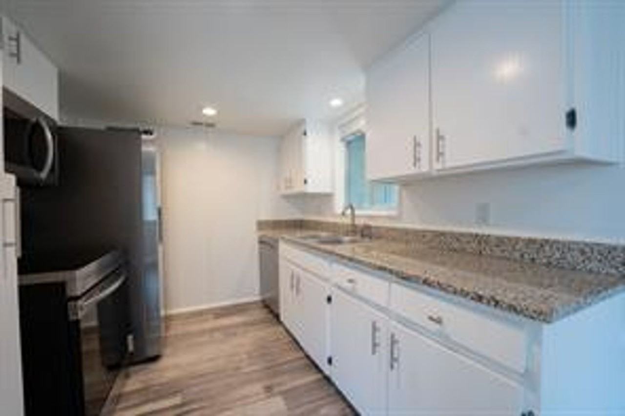 730 N Boulevard Ter - Photo 2 of 8