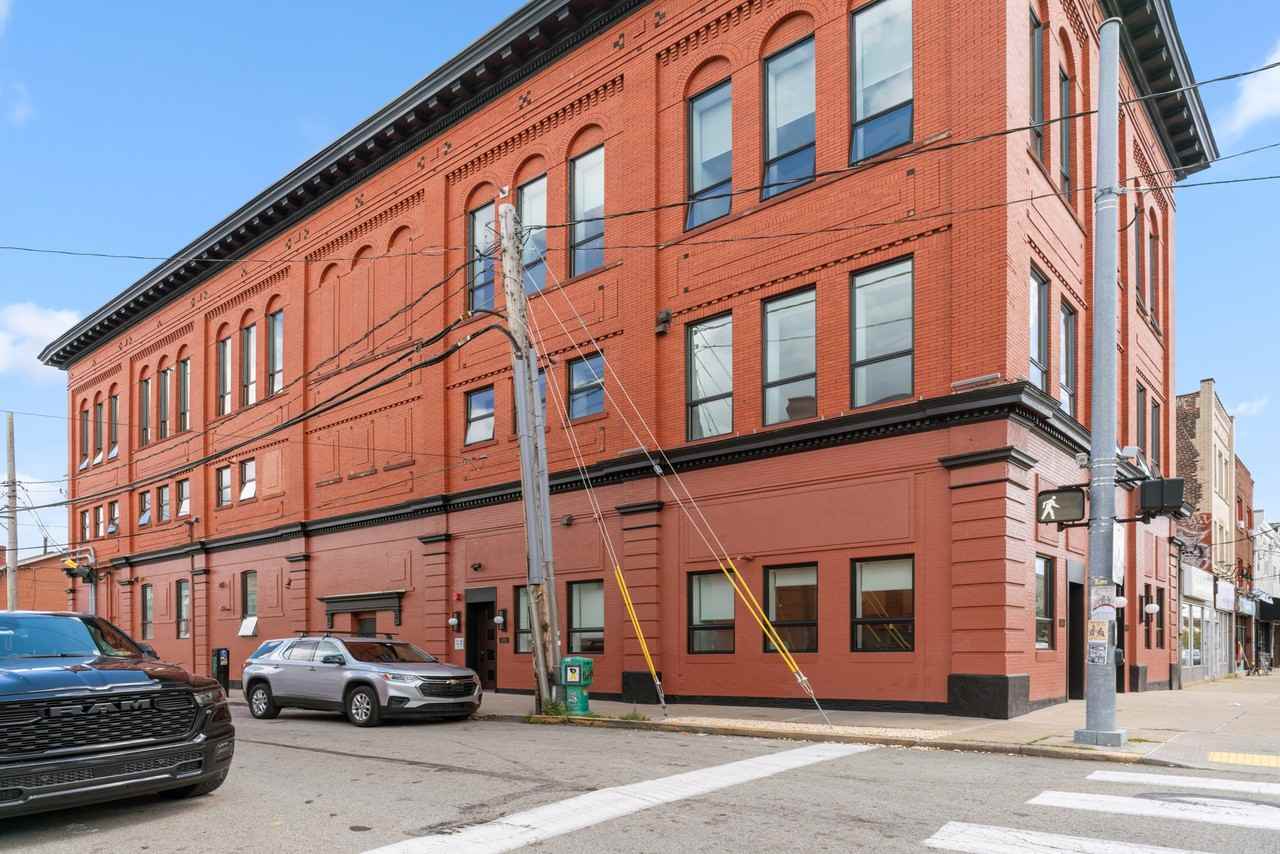 251 Pearl / 4701 Liberty (18 units) - Photo 3 of 50