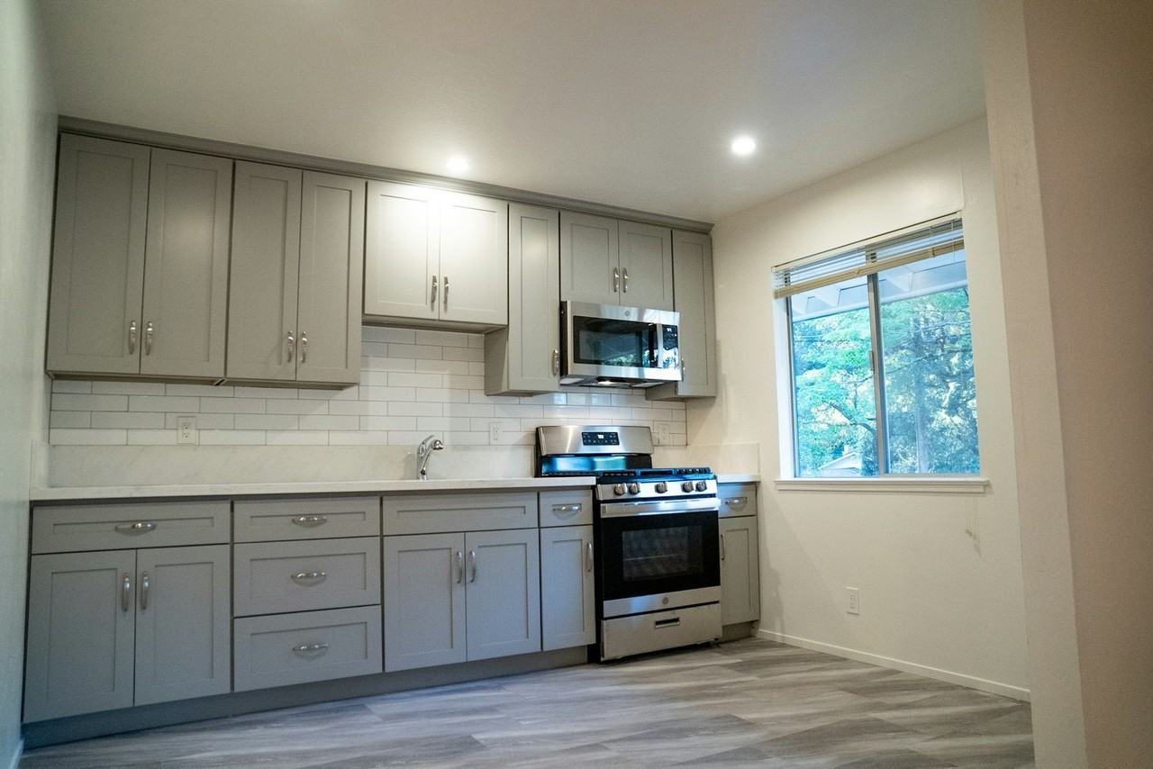 356 Chamberlain Avenue, Unit B - Photo 3 of 6