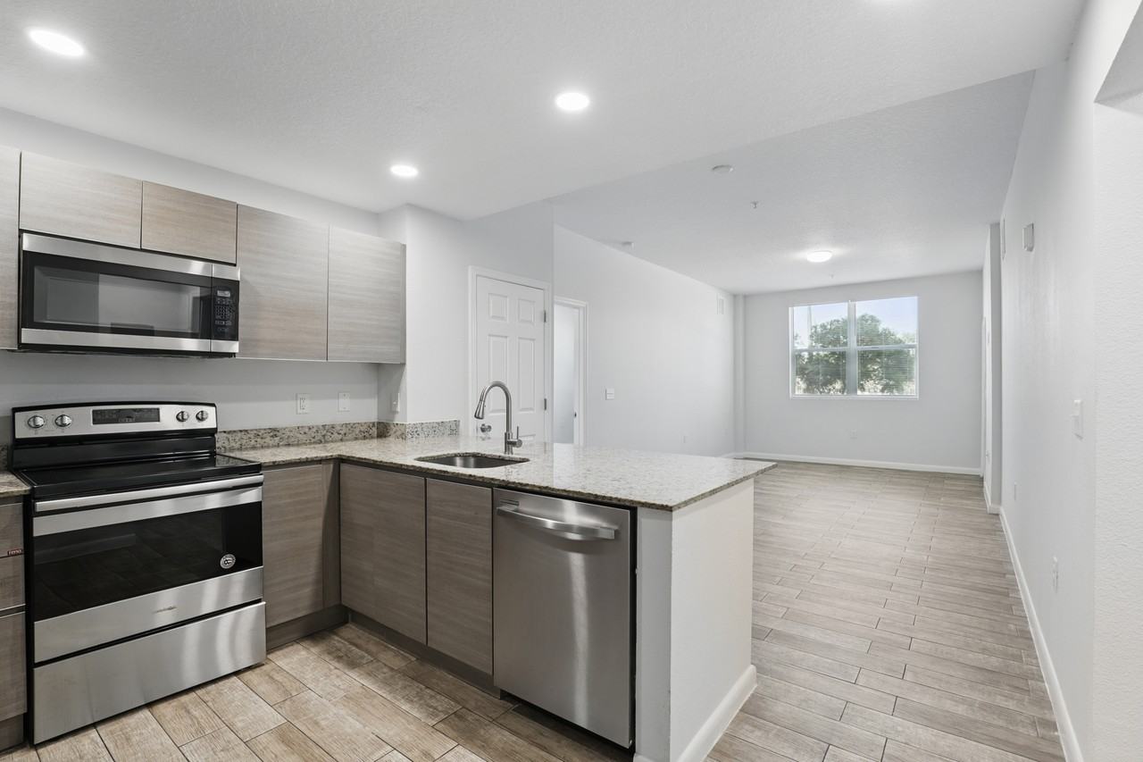 PALAZZO RESIDENCES II - Photo 7 of 50