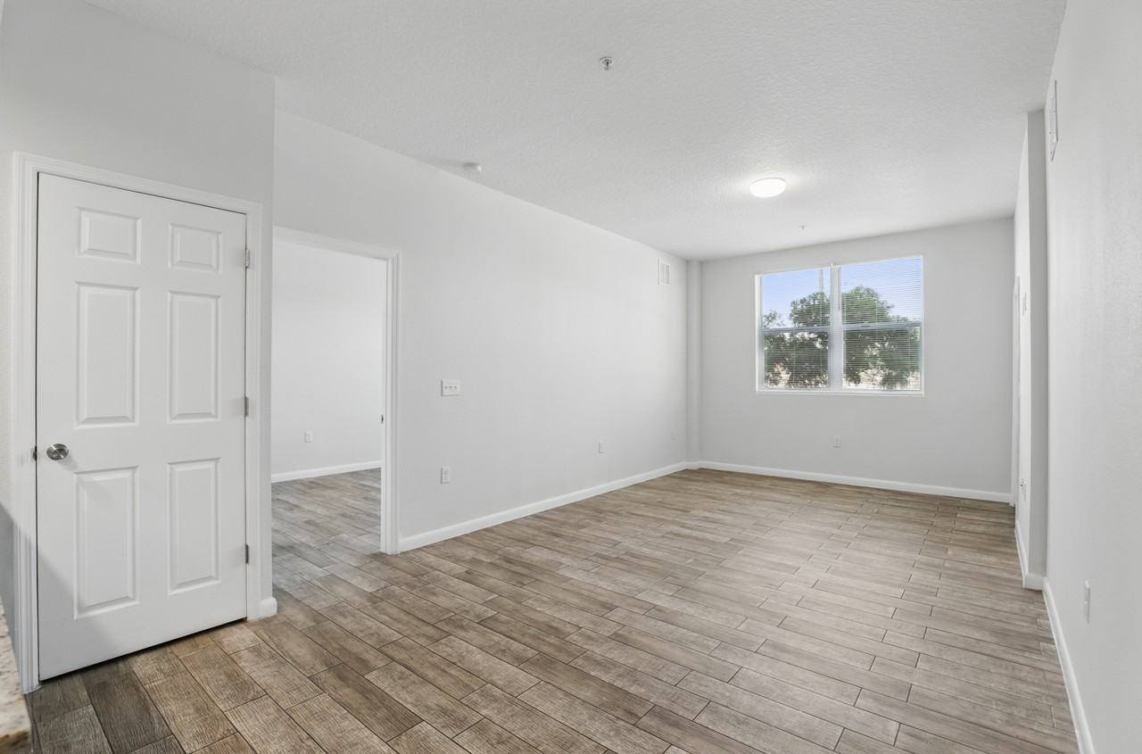 PALAZZO RESIDENCES II - Photo 5 of 42