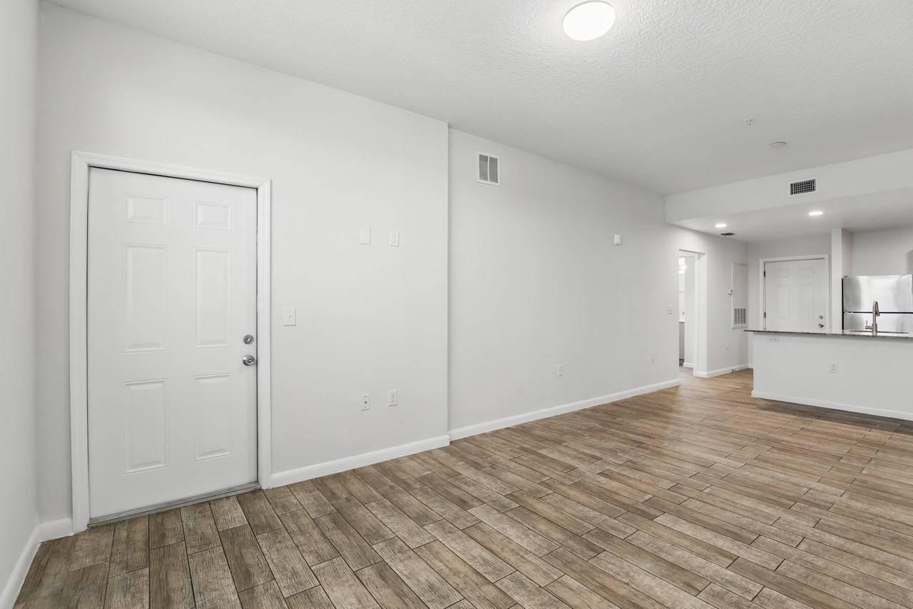 PALAZZO RESIDENCES II - Photo 6 of 42