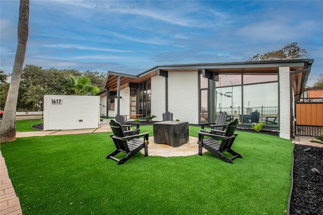 1617 Ocean Dr - Photo 3 of 40