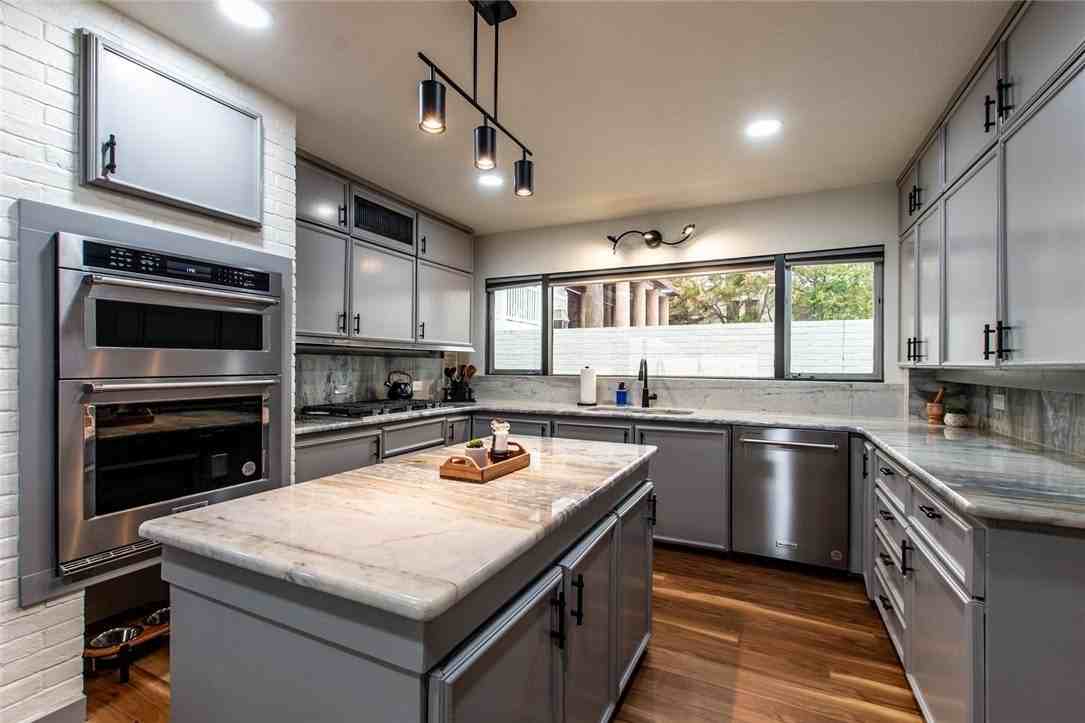 1617 Ocean Dr - Photo 7 of 40