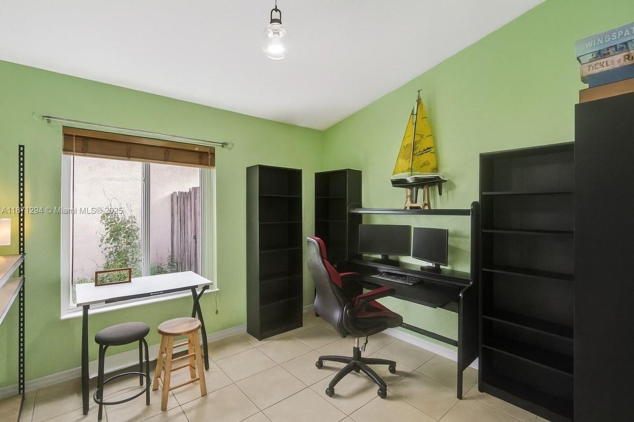 1635 Se 20th Pl - Photo 5 of 19