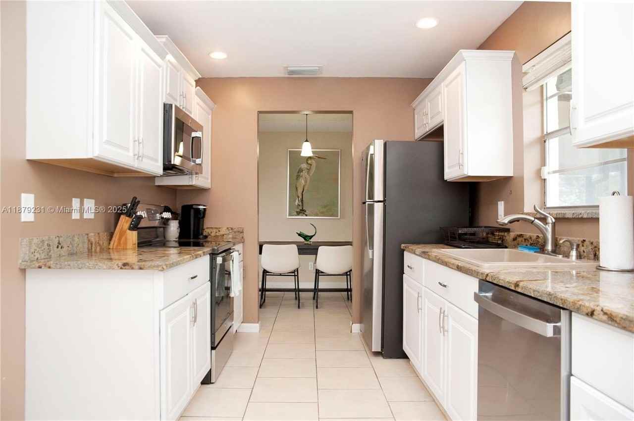 458 Se Doat St - Photo 3 of 29