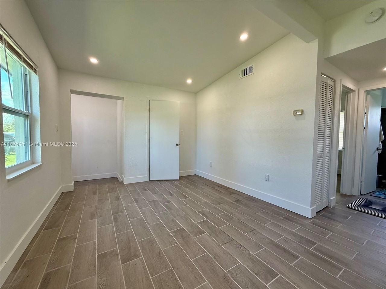 3460 Normandy Dr - Photo 5 of 32