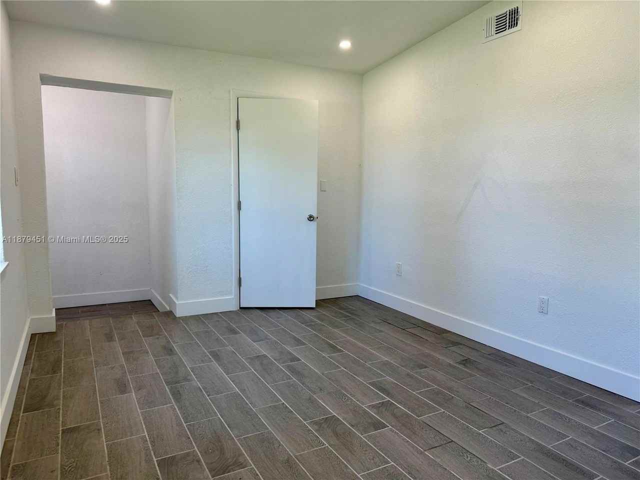 3460 Normandy Dr - Photo 6 of 32