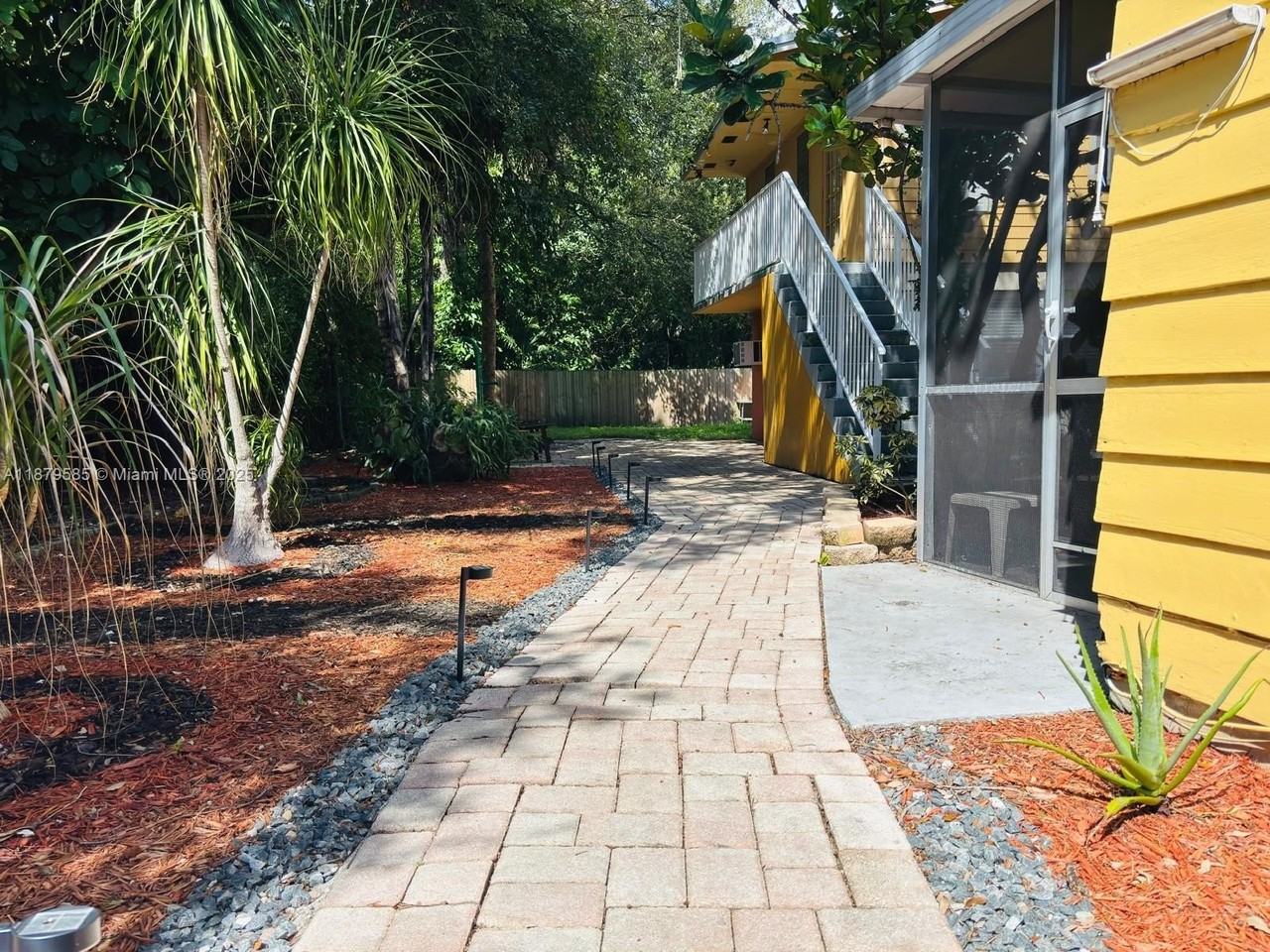 1913 Southwest Riverside Drive #1-3 - Photo 4 of 25