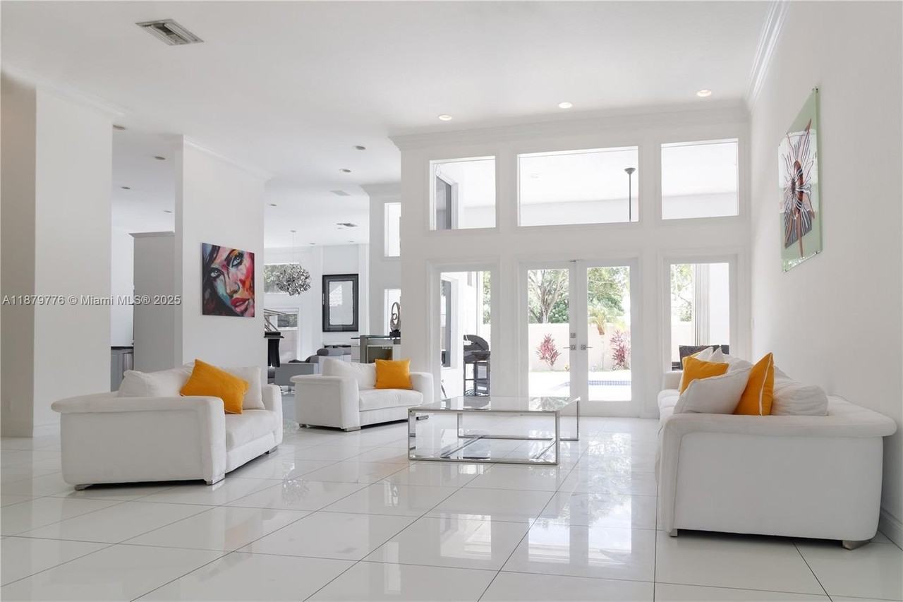 671 Nw 101st Ter - Photo 4 of 24