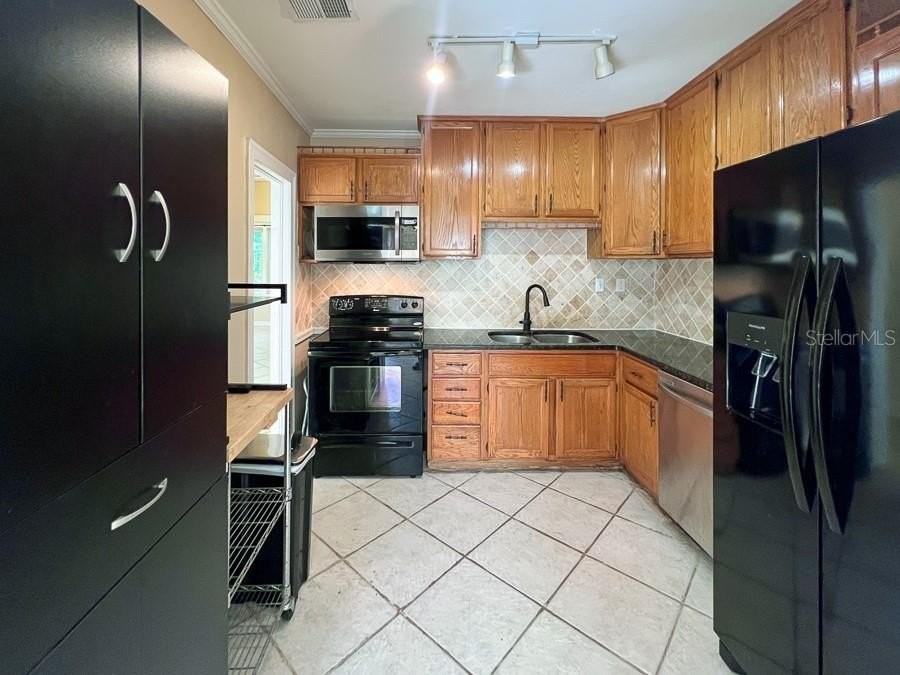 1033 Nw 22nd Ave - Photo 7 of 25