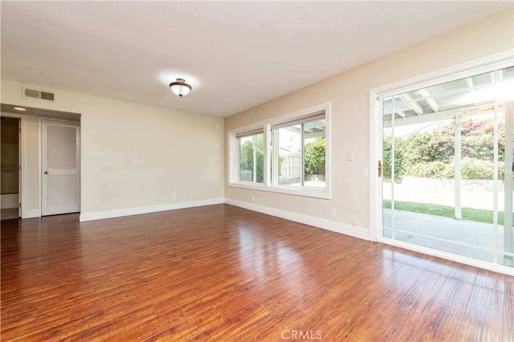 4351 Pioneer St - Photo 6 of 18