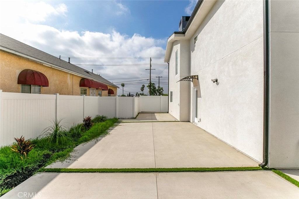 7610 Gentry Ave - Photo 6 of 34